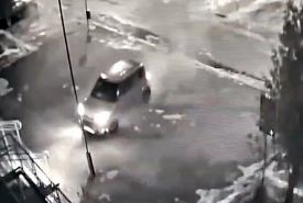 Kierowca samochodu osobowego Kia wjechał w zaparkowane auta