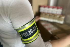 papierosy mundurowi znaleźli w samochodzie oraz w garażu