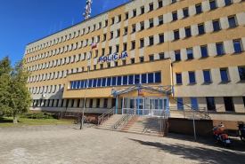 zatrzymali 32-latka podejrzanego o znęcanie się nad partnerką i uszkodzenie drzwi