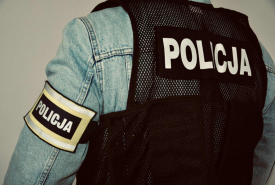 mężczyzna brał z półki alkohol i czekolady