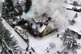 Strażacy skupili się na gaszeniu płonącego budynku