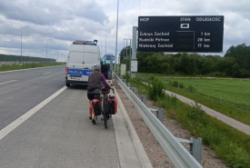 33-letnia obywatelka Norwegii jechała rowerem pasem awaryjnym