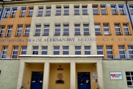 dostosowanie części podpiwniczonych Ratusza Miejskiego oraz trzech szkół