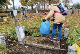 Posprzątali groby na cmentarzu siedmiu wyznań Zgrabiliśmy mnóstwo liści, odsłoniliśmy kilka zapadniętych grobów