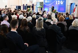 Władze miasta, pracownicy szkoły oraz uczniowie i absolwenci Zespołu Szkół nr 4