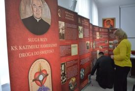 biskup ełcki Jerzy Mazur zainaugurował wystawę