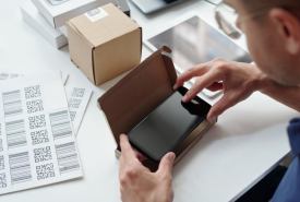 Wysyłka elektroniki przez automaty paczkowe. Jakie pudełko zapewni maksymalne bezpieczeństwo?