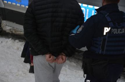 Kradli towar z palet. Policja zatrzymała sprawców.