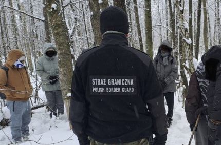 Funkcjonariusze z Placówki SG w Rutce -Tartak wspólnie z żołnierzami WOT