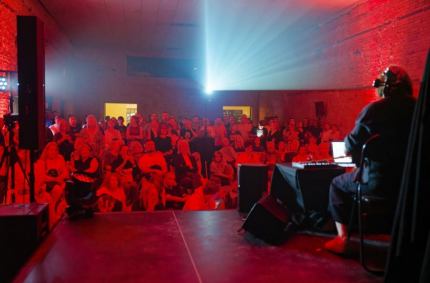 Glina, dźwięk i pytanie, jak myśli robot - siódma Wigrosfera na dwóch scenach