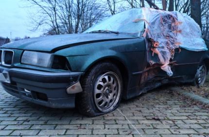 Zderzeniem z drzewem zakończyła się podróż 19-latka i jego pasażerów