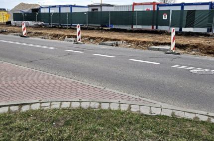 system odprowadzający nadmiar wody do przydrożnych trawników