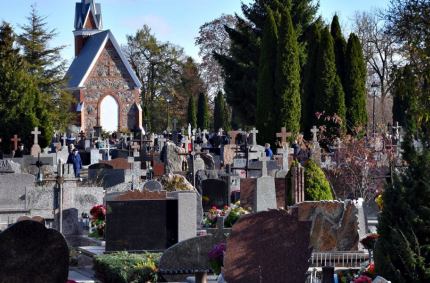 Tłumy mieszkańców i przyjezdnych osób odwiedzają suwalskie cmentarze