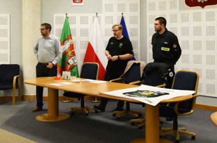 Strażacy udzielili mieszkańcom instruktażu, jak zamontować urządzenie