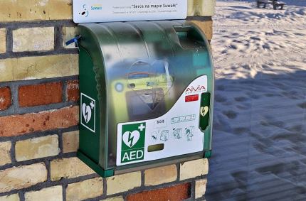 Elementy defibrylatorów rozmieszczonych w Suwałkach były niszczone lub kradzione