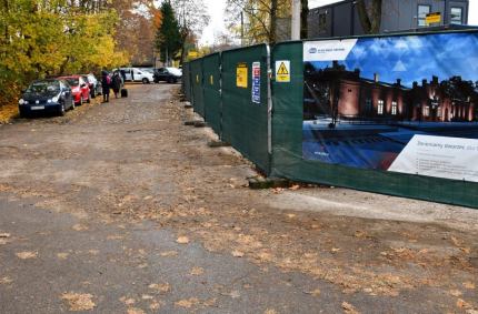 bardzo zły stan tymczasowego dojścia do peronów kolejowych