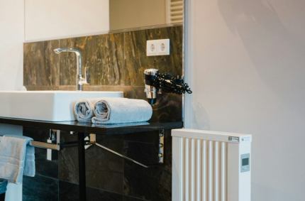 Jak dbać o grzejnik łazienkowy? Czyszczenie, konserwacja i odpowietrzanie