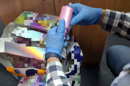 policjanci ujawnili 77 sztuk e-papierosów o różnych smakach
