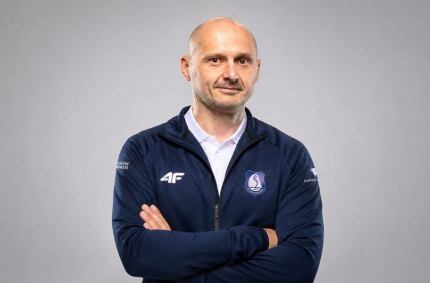 doświadczony, 40-letni szkoleniowiec poprowadził biało-niebieskich