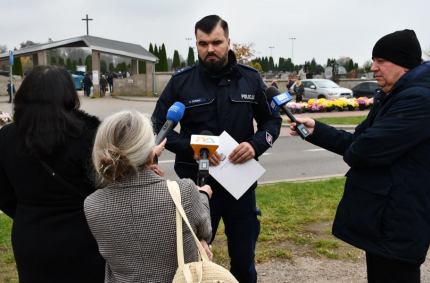 policja przypomina o zasadach bezpieczeństwa podczas podróży na cmentarze