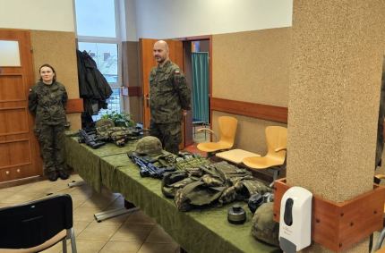 Osoby wezwane mają obowiązek zgłosić się w miejscu i czasie określonym w wezwaniu