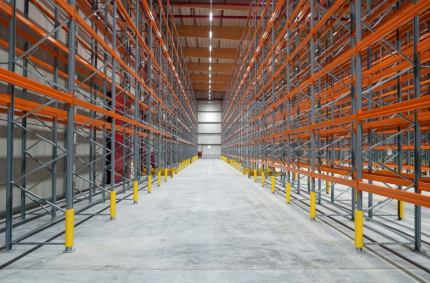 Jak wybrać producenta regałów metalowych – na co zwrócić uwagę?