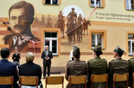 Oficjalne odsłonięcie i zaprezentowanie muralu w II LO
