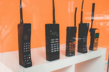 Od cegły do smartfona – ile są dziś warte stare telefony komórkowe?