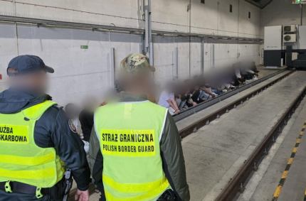  funkcjonariusze skontrolowali rumuńską ciężarówkę