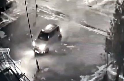 Kierowca samochodu osobowego Kia wjechał w zaparkowane auta