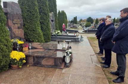 Znicze na grobach znanych i zasłużonych suwalczan Władze Suwałk odwiedziły groby byłych Prezydentów