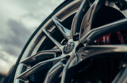 Jak dobrać felgi do luksusowego SUV-a lub sportowego auta?