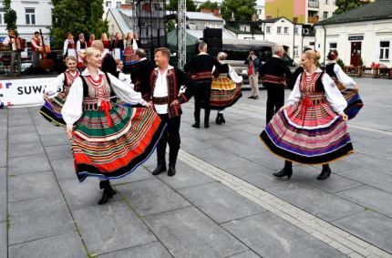 plenerowa potańcówka pod hasłem „Obtańcuj mnie Suwalczaku”
