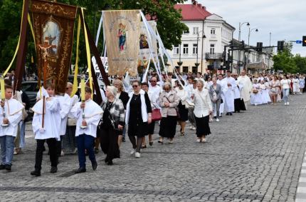 Tłumy wiernych uczestniczyły w czwartek (04.06) w procesjach