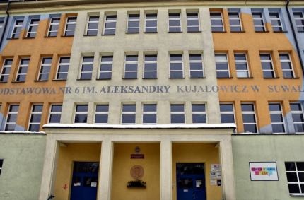 dostosowanie części podpiwniczonych Ratusza Miejskiego oraz trzech szkół