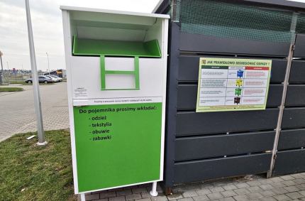 nowe, białe pojemniki Fundacji Podaruj Pomoc