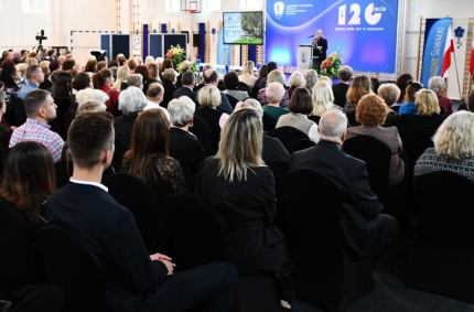 Władze miasta, pracownicy szkoły oraz uczniowie i absolwenci Zespołu Szkół nr 4
