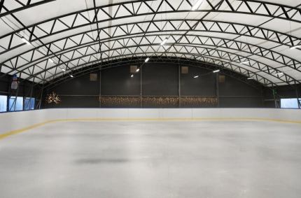 Uciążliwy hałas generowany przez agregaty obsługujące lodowisko