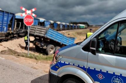Pociąg uderzył w przejeżdżający po niestrzeżonym przejeździe ciągnik