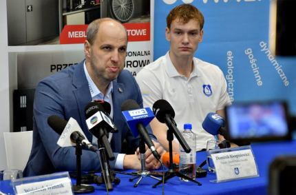 Kontrakt z klubem przedłużył z kolei kapitan Bartosz Filipiak.