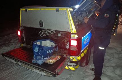 Policjanci uratowali przed wychłodzeniem matkę z synem