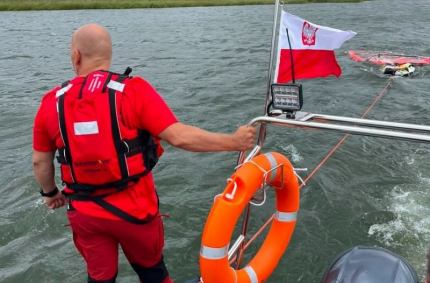 Trudne warunki atmosferyczne zaskoczyły doświadczonego windsurfera