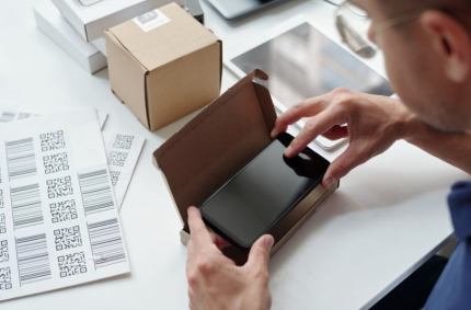 Wysyłka elektroniki przez automaty paczkowe. Jakie pudełko zapewni maksymalne bezpieczeństwo?